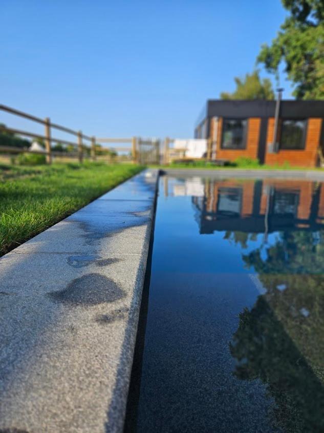 Houten Huisje Tussen Paarden Nieuwerkerken Zewnętrze zdjęcie